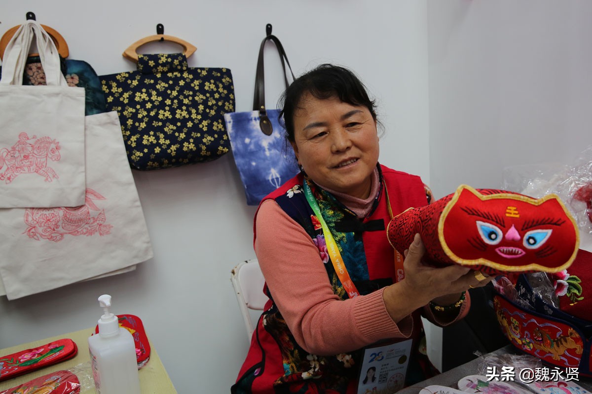陕北绣娘连续11年赶农高会：一双生肖鞋垫绣一周，卖480元