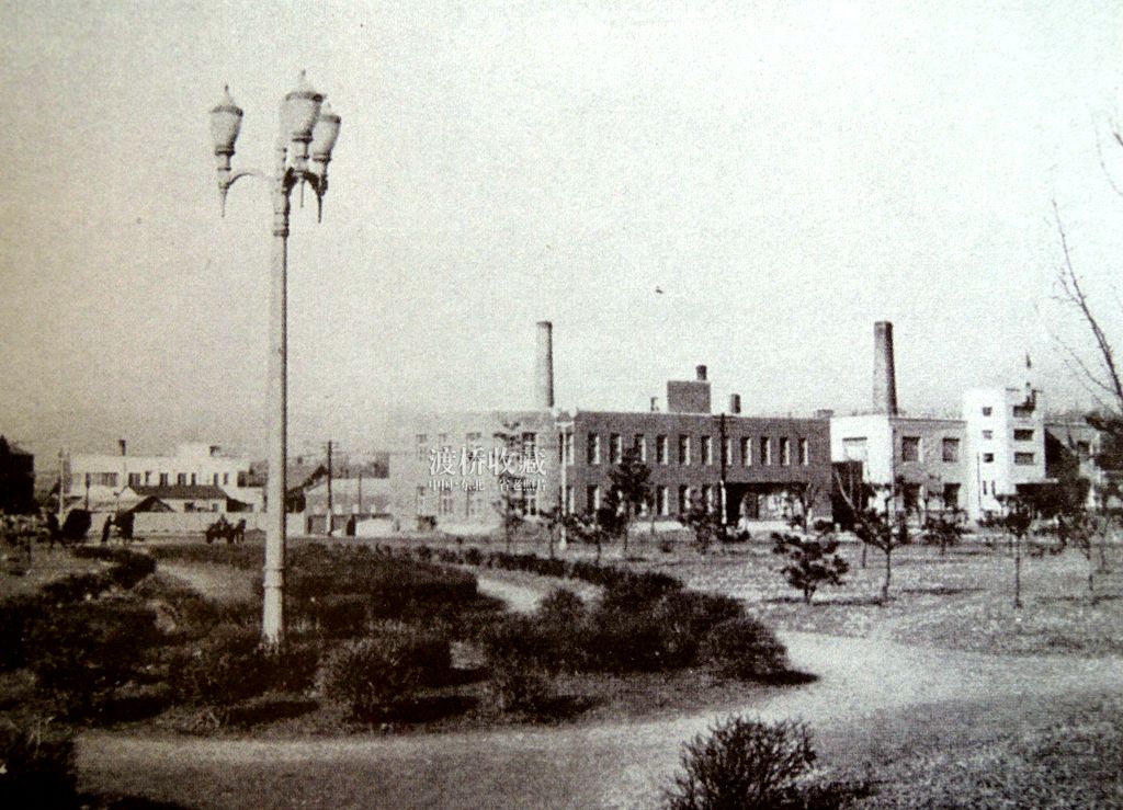 20年前的鞍山市府广场,80年代鞍山站前公园广场老照片