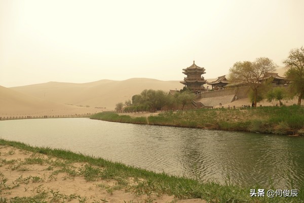 鸣沙山月牙泉堆满了游客,鸣沙山月牙泉景区