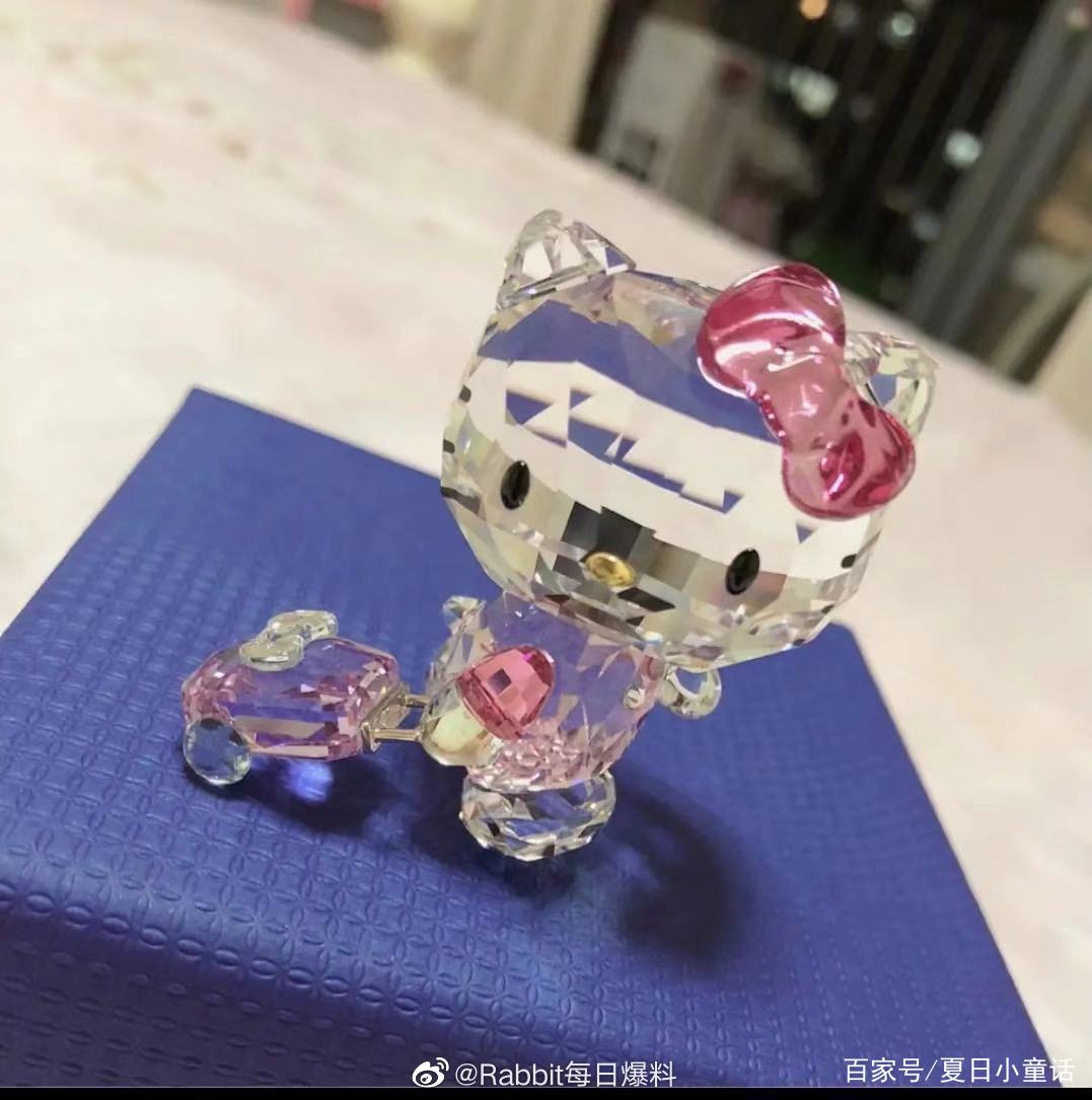 吴昕出售粉丝送的HelloKitty水晶