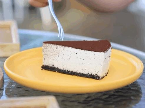 楼顶喝酒看日出,楼顶喝酒夜景视频实拍