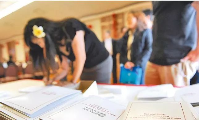 外籍华人回国报备,回国华人提前几天向使馆报备