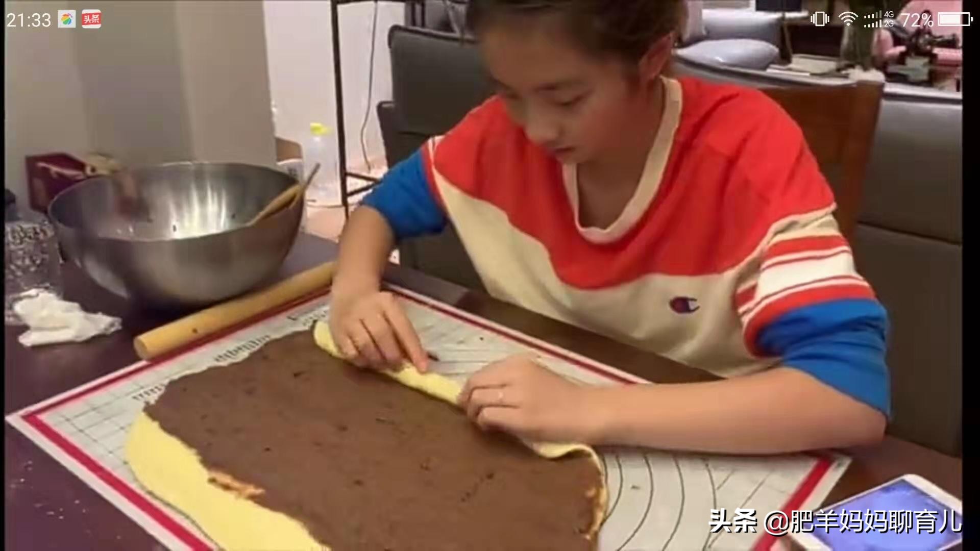 老师提水桶帮学生擦脸,学校老师拎水桶卸妆