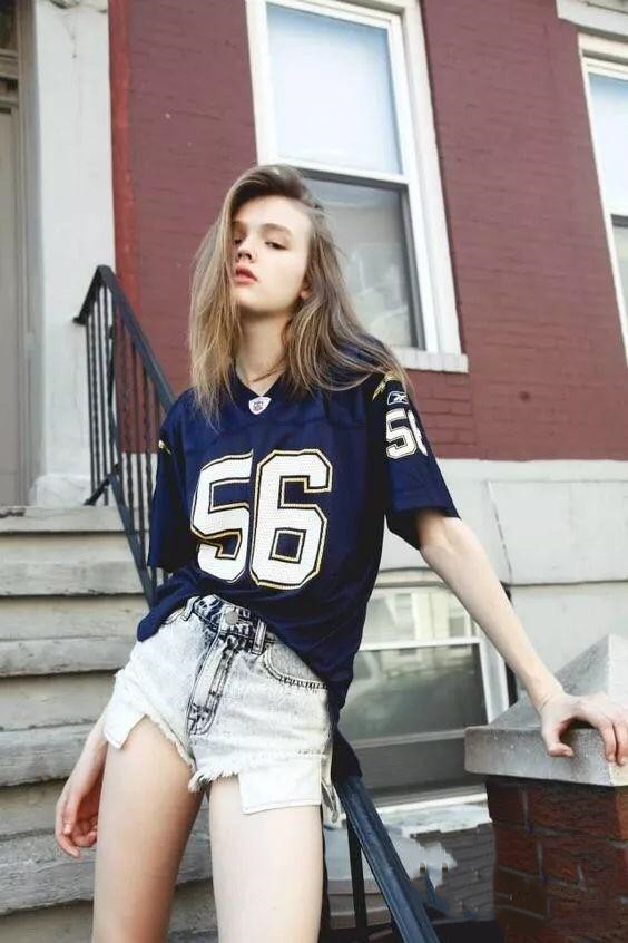 复古风格穿搭足球衣,活力款衣服
