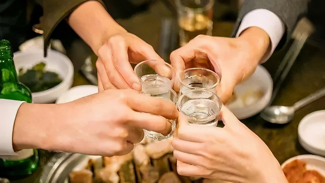 62岁大叔喝出河马脖,辽宁男子喝酒成河马