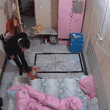 向对面出租屋射了一箭：80后妈妈王莹在城中村的实验艺术