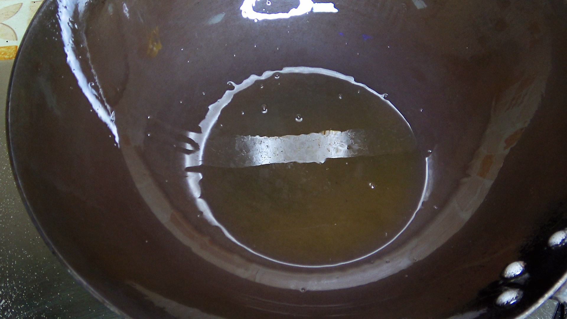 铁锅油垢怎样才能彻底清除,铁锅怎么清洗油垢最好方法