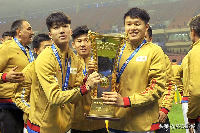 江苏队冠军奖杯在哪,江苏队举奖杯