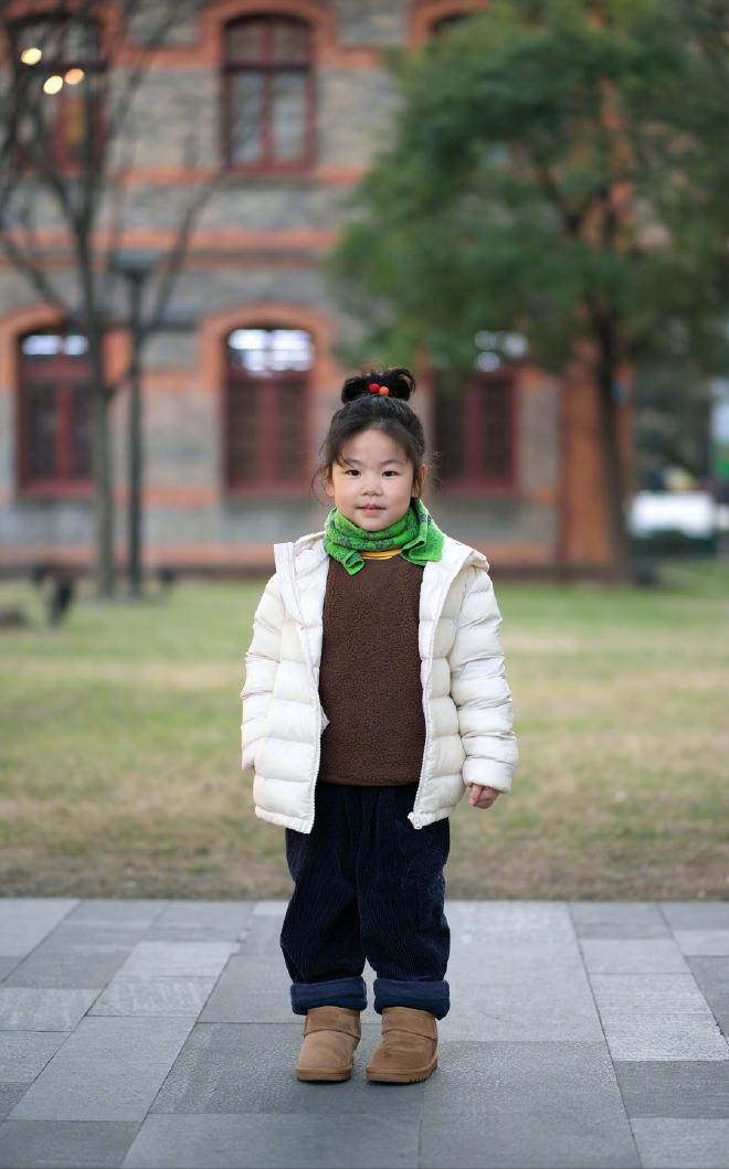 棕色羽绒服下面穿什么裤子好看,羽绒服最好不要穿黑色打底