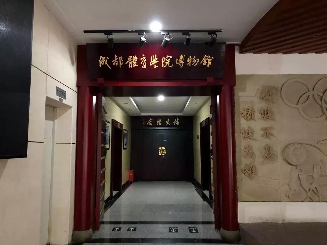 成体,一所靠“抓小偷”牢牢锁死热搜的学校