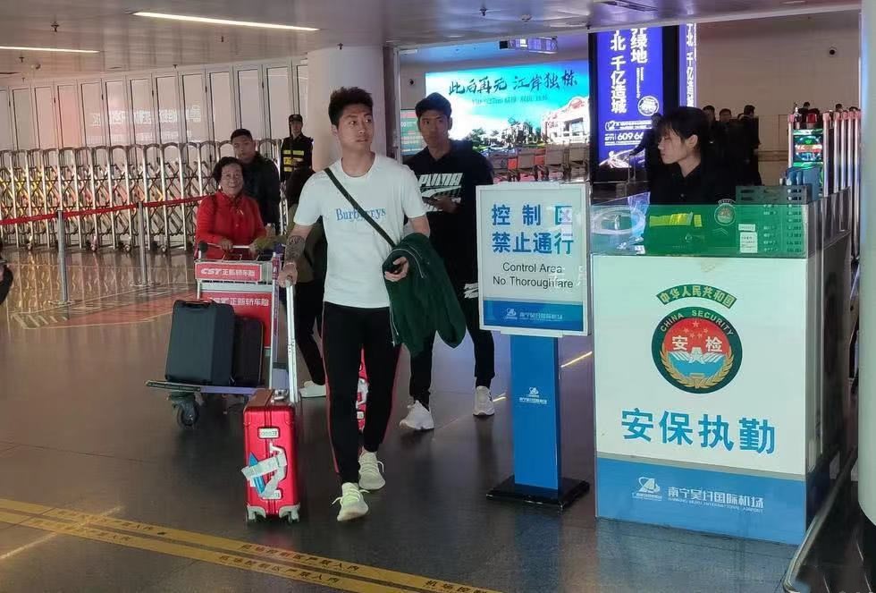 中国男足出征韩国球衣,中国男足参加世界杯预选赛的队服