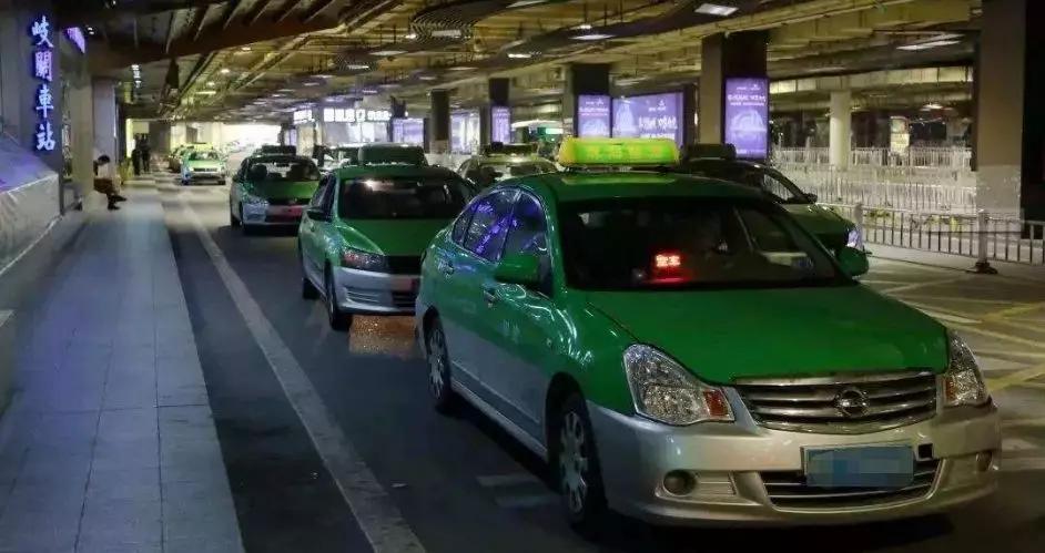 珠海一的哥接到家里电话，深夜闯红灯被扣12分！交警得知竟撤罚单？