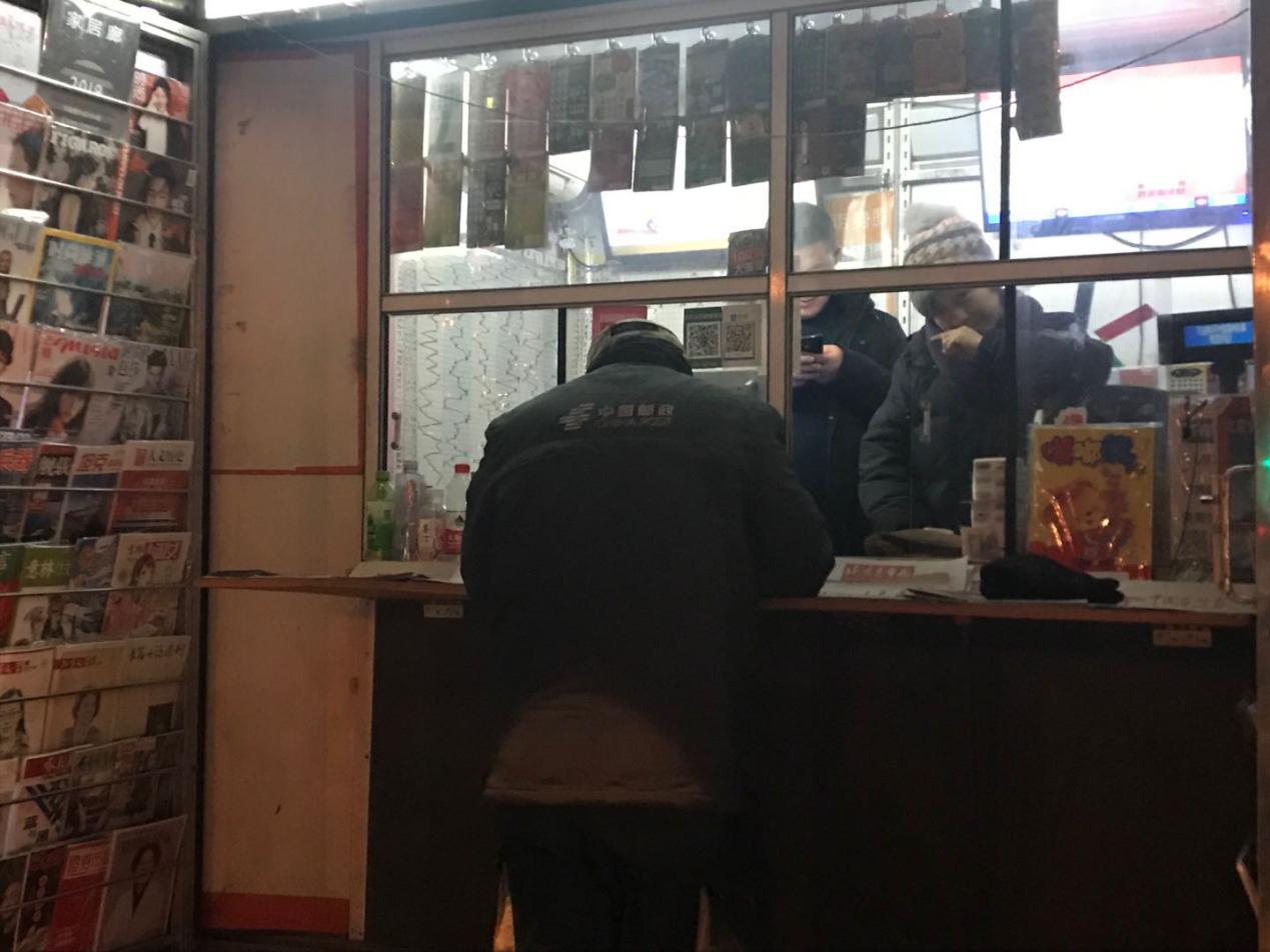 为了买到最后一期的北京晨报、法制晚报，我们逛了北京的报刊亭
