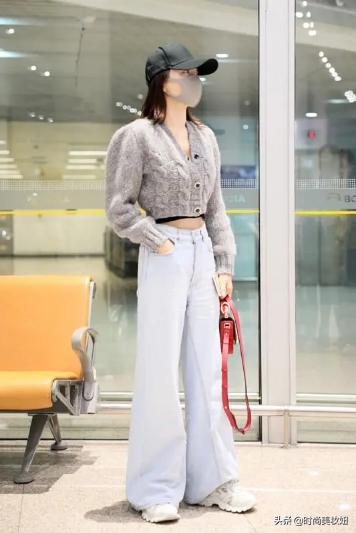 秦岚穿搭花少衬衫牛仔裤,秦岚闪耀的她穿搭棕色衬衫