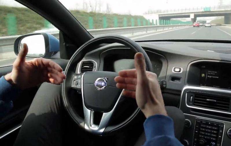 汽车意外落水如何自救,汽车不慎落水如何安全逃生