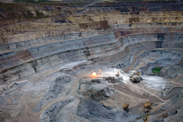 金伯利岩里的钻石图片,金伯利钻石工牌