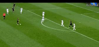 一个人扛着一支国家队足球,一个人扛着一支国家队