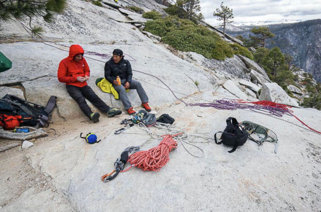 徒手攀岩看上去就很艰难,徒手攀岩最难战胜的一个人