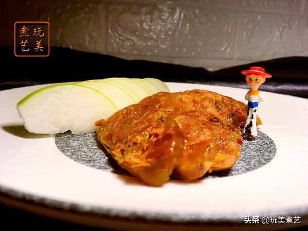 就地取材，用天然小肠灌出的香肠，再接受腊月洗礼，香辣到没朋友