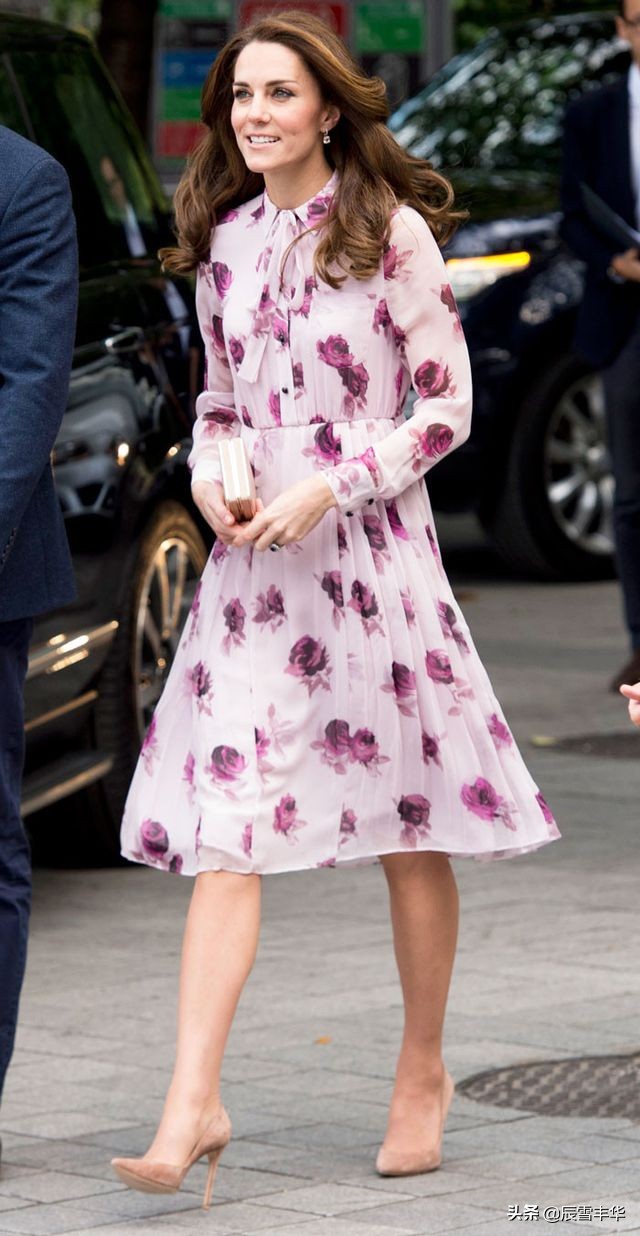 凯特王妃穿黄色连衣裙怀抱新生儿,凯特王妃穿衣小黑裙