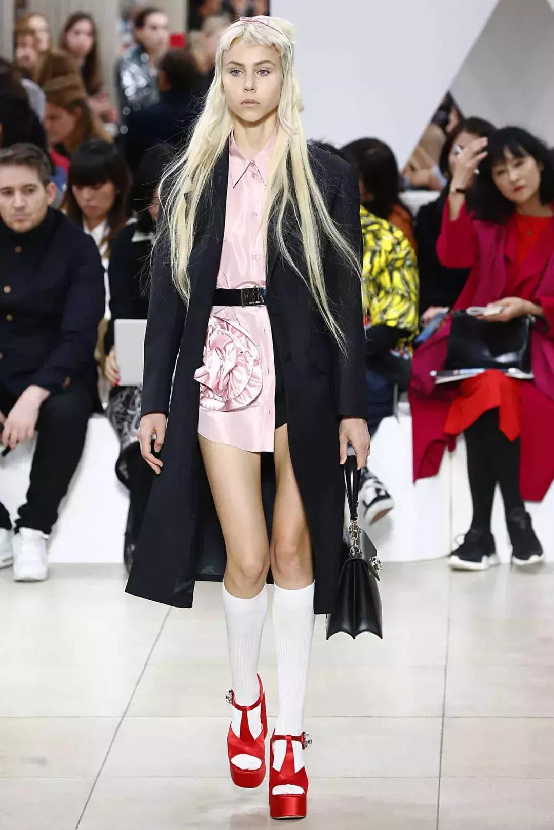 说好一起露脚踝,那些时髦精却偷偷穿上了中筒袜