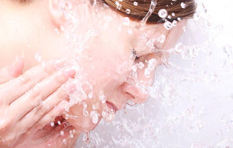 热水和冷水哪个洗脸容易长痘,热水洗脸和洗面奶洗脸哪个好