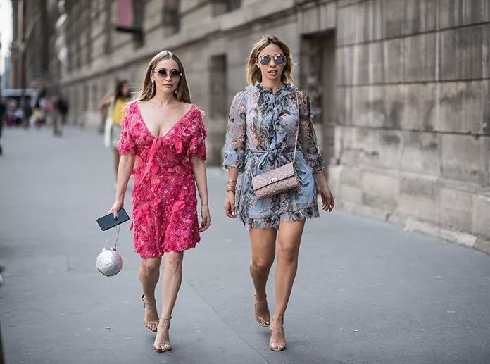 粉红色太减龄阿姨也能穿出少女感,一抹淡粉色该如何搭配更减龄