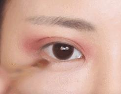 眼妆画完一会就脏掉了,眼妆一画就显得凶