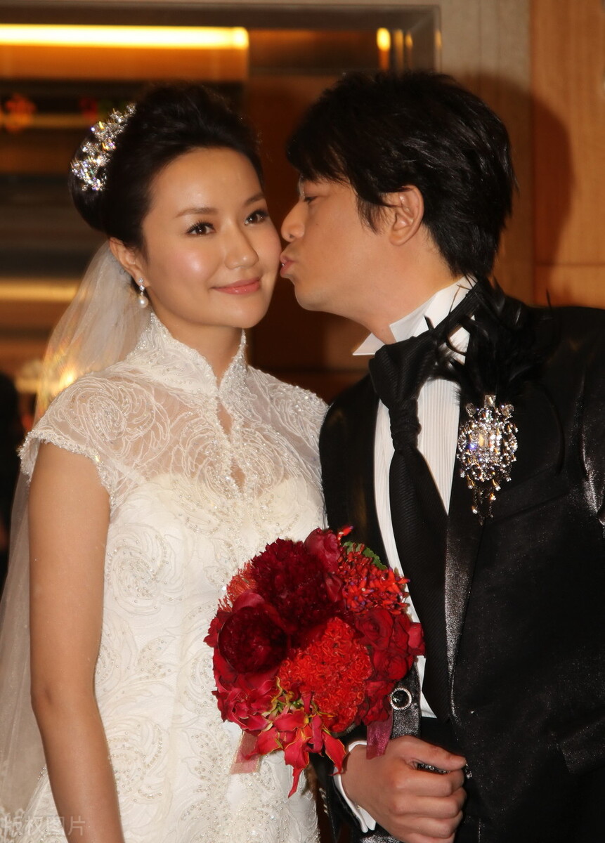 鞋业巨头达芙妮,女鞋达芙妮陷关店困局