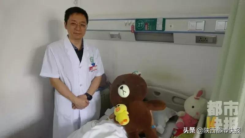 西安一女孩吃头发,86岁女童胃里取出2斤头发