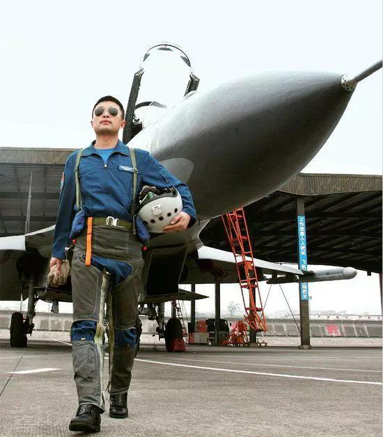 飞行员停飞的可能性大吗,飞行员因故停飞了怎么办