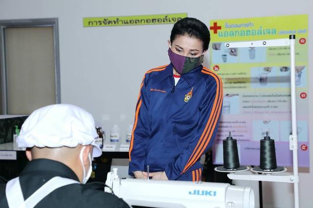 花心泰王也温柔？结婚周年陪王后穿情侣装，满脸宠溺给娇妻打下手