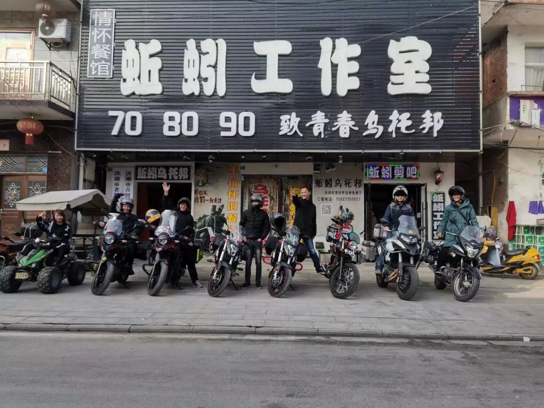 武汉周边县城抗「疫」：饭馆改送菜、老人玩B站