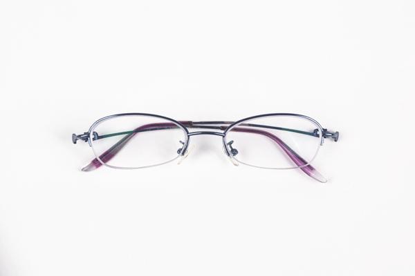 眼镜变墨镜好用吗,眼镜遇光变墨镜无框