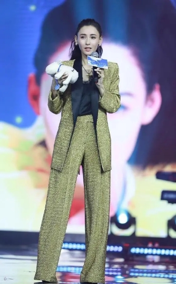 张柏芝露脐装搭配热裤,张柏芝橘色卫衣哈伦裤机场时尚感