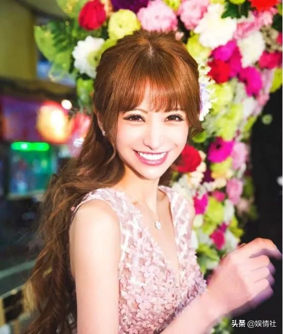 日本第一陪酒女引退！滴酒不沾却日赚1个亿，首相都被她征服