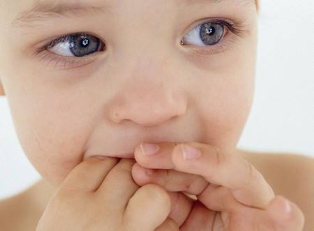 孩子咬手背是因为什么,小孩咬手是不是一种病