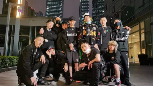 “我”不梳脏辫、不漏纹身也不染发，依旧是个说唱狠人