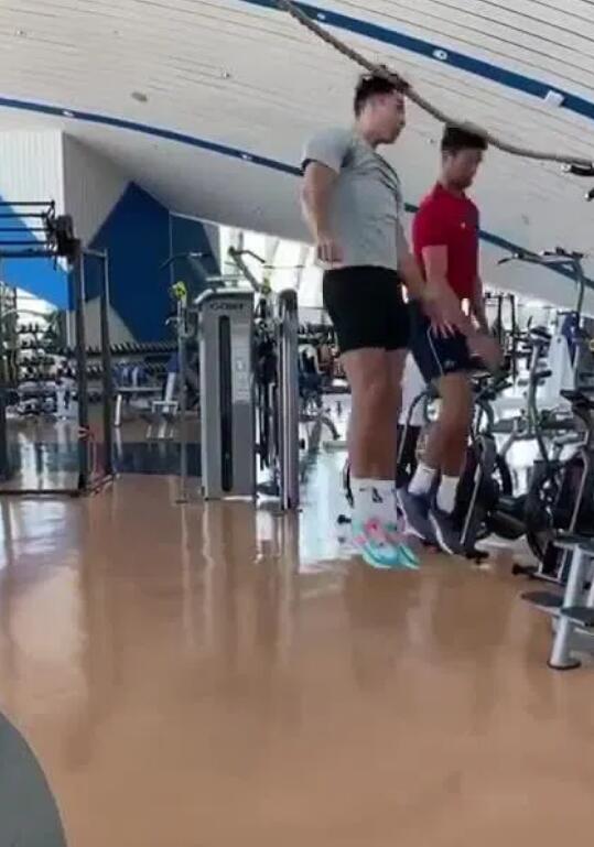 c罗腾空2.56米头球天神下凡,c罗腾空2.56米头球中文解说