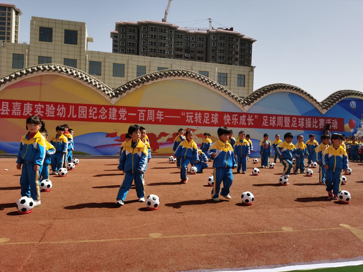 幼儿园足球特色活动报道,玩转足球幼儿园