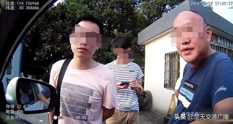 高速撞车瞬间路过司机纷纷救援,高速多车相撞现场有人大喊救人