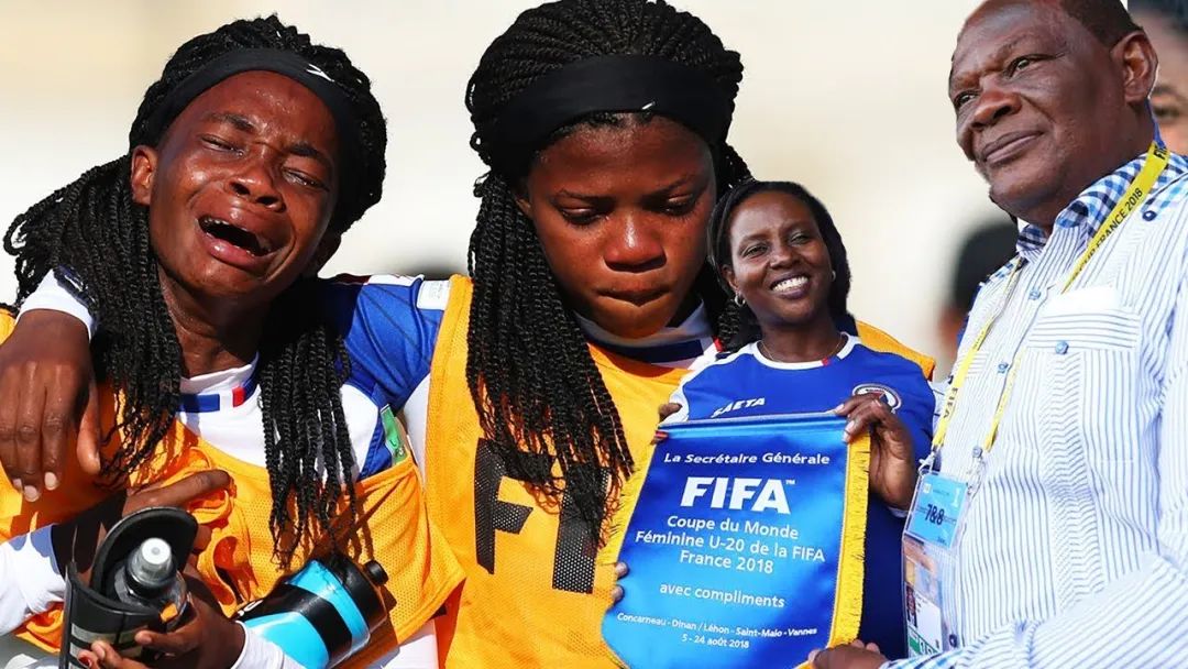 大丑闻！72岁足协主席性侵多名女球员，受访时手一直在女球员身上