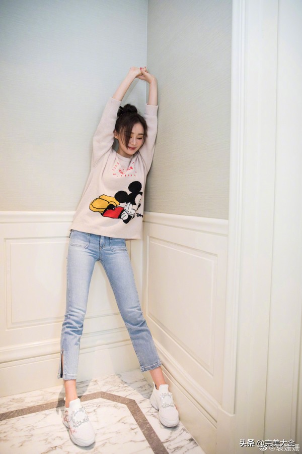 袁姗姗穿黑色皮衣配微喇牛仔裤,袁姗姗穿白色夹克