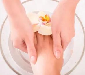 新手涂指甲油教程,指甲油怎么做