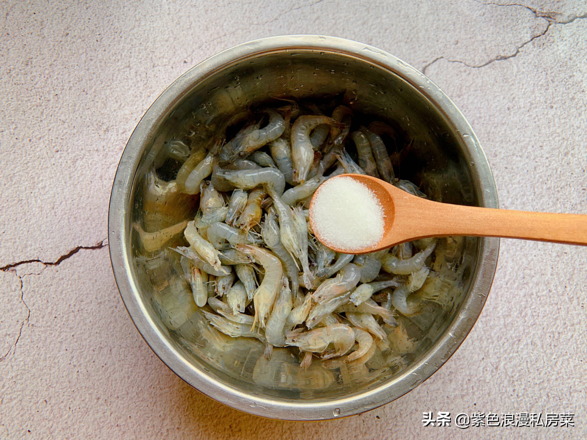 干炸小河虾金黄酥脆好吃又补钙,吃小河虾补钙是连皮一起吃吗