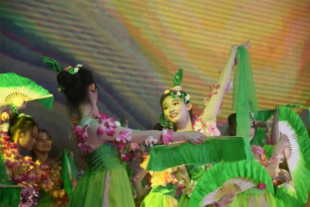 万宁这所学校兴趣班喜结硕果艺术节开出多彩花