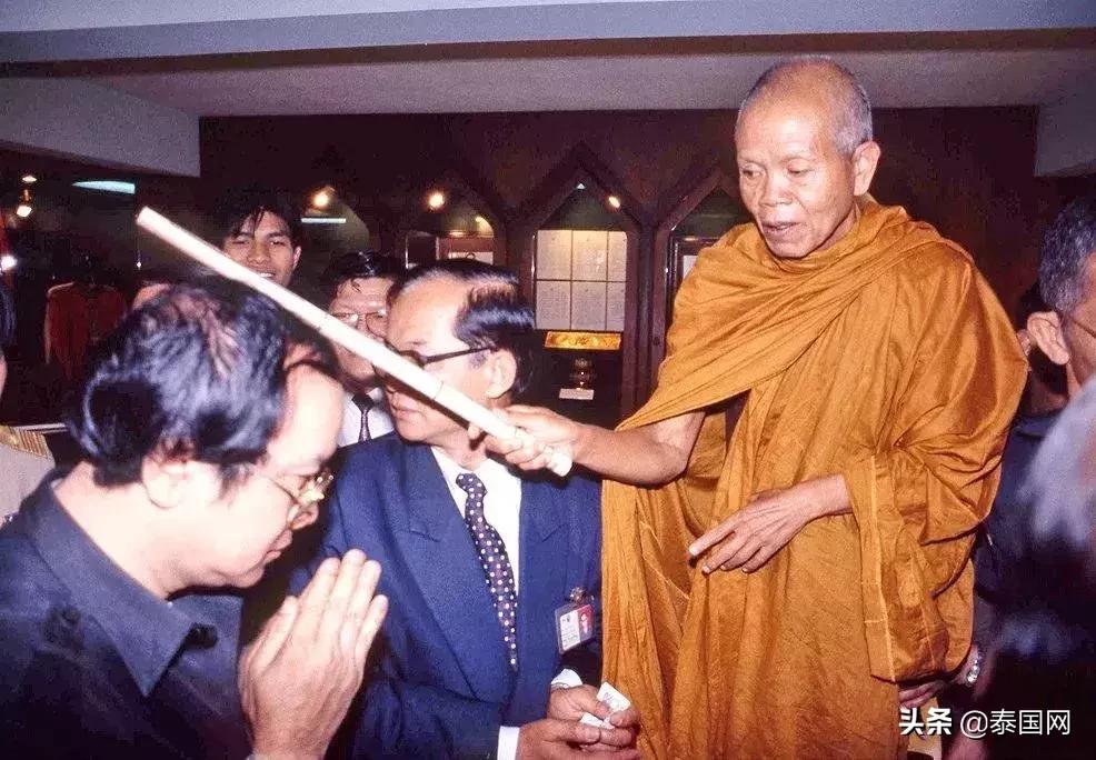 这名一生捐款60亿的高僧走了，曾救人无数，泰王也向他下跪……