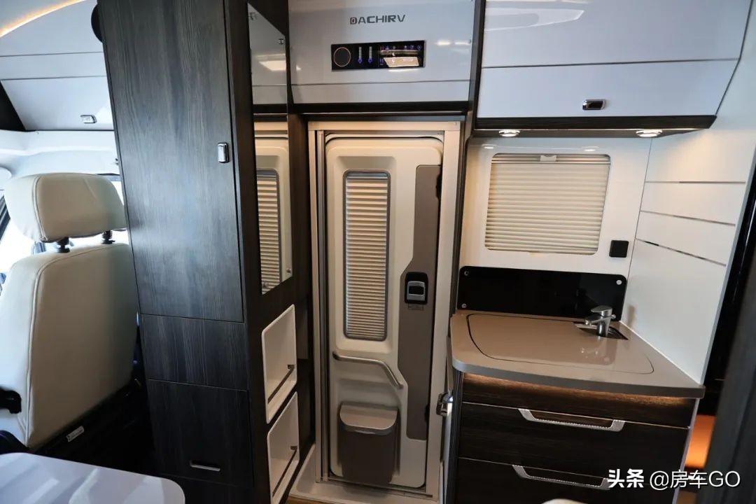 这台房车有5种充电方式，车内电器语音控制，卫生间也是干湿分离