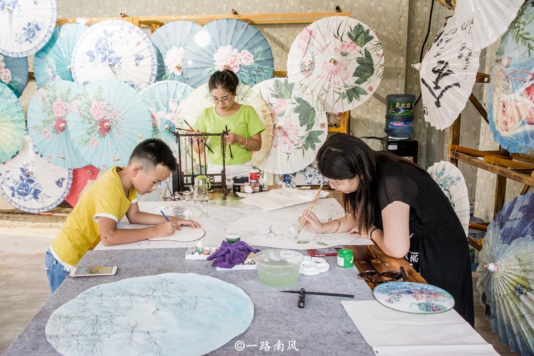 贵州有个万达小镇，投资13亿却坚持免费，游客“太人性化了”