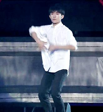 肖战王一博蔡徐坤易烊千玺同框,火箭少女跳扭胯